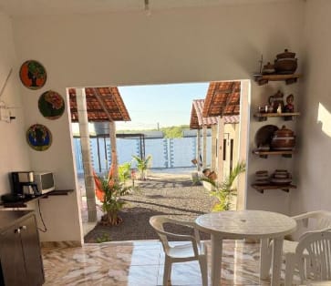Copa com vista para a varanda e jardim