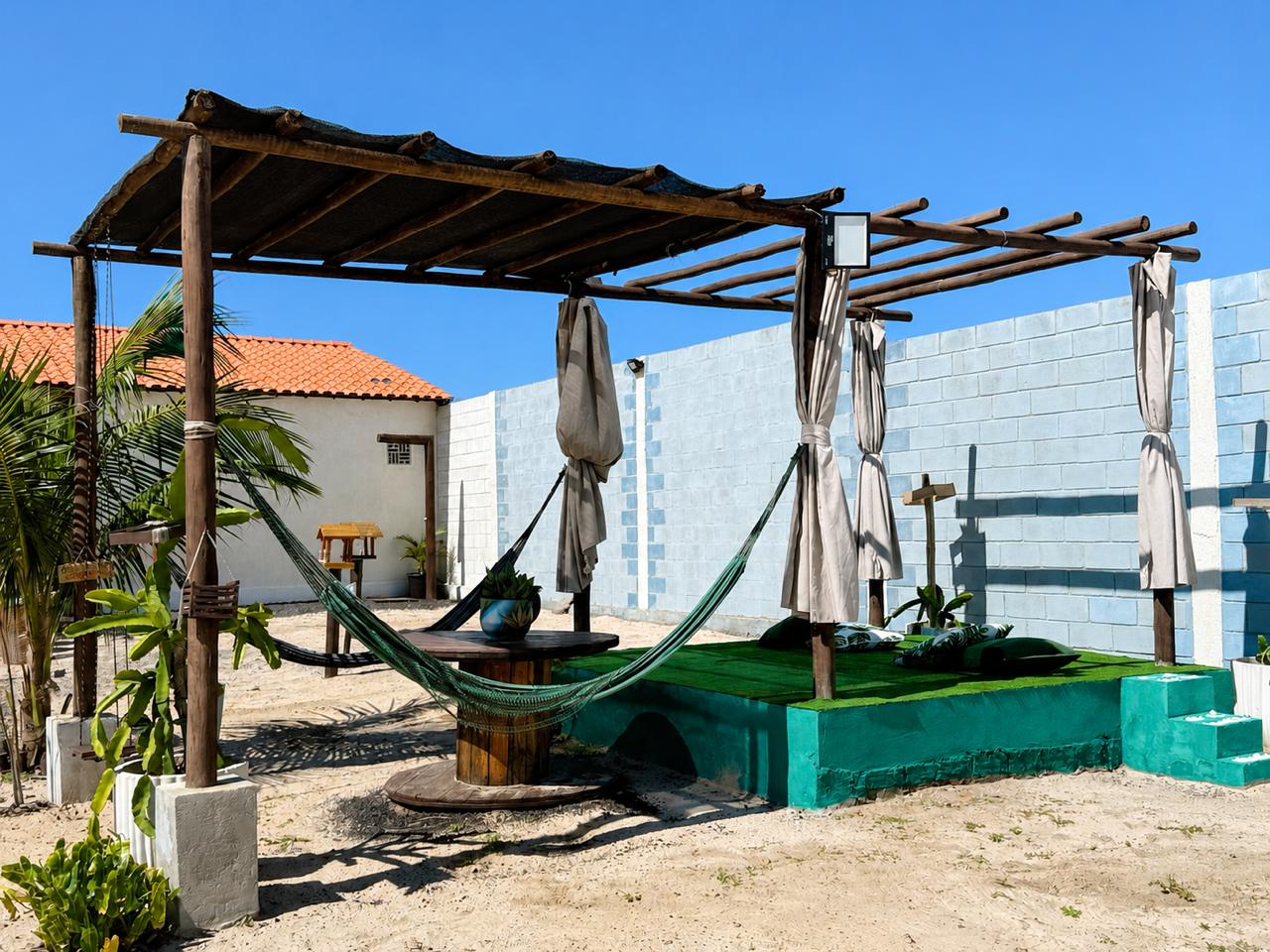 Deck com pergola e rede pela manhã